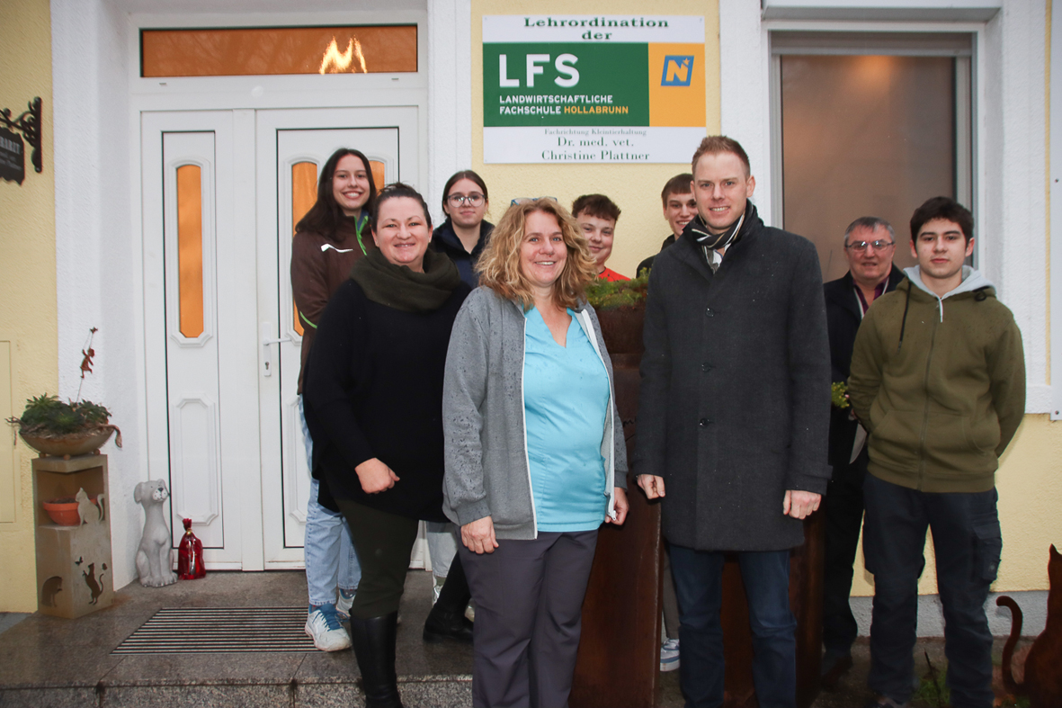 Neues Schild enthüllt: Tierarztpraxis in Sierndorf wird offizielle Lehrordination der LFS Hollabrunn