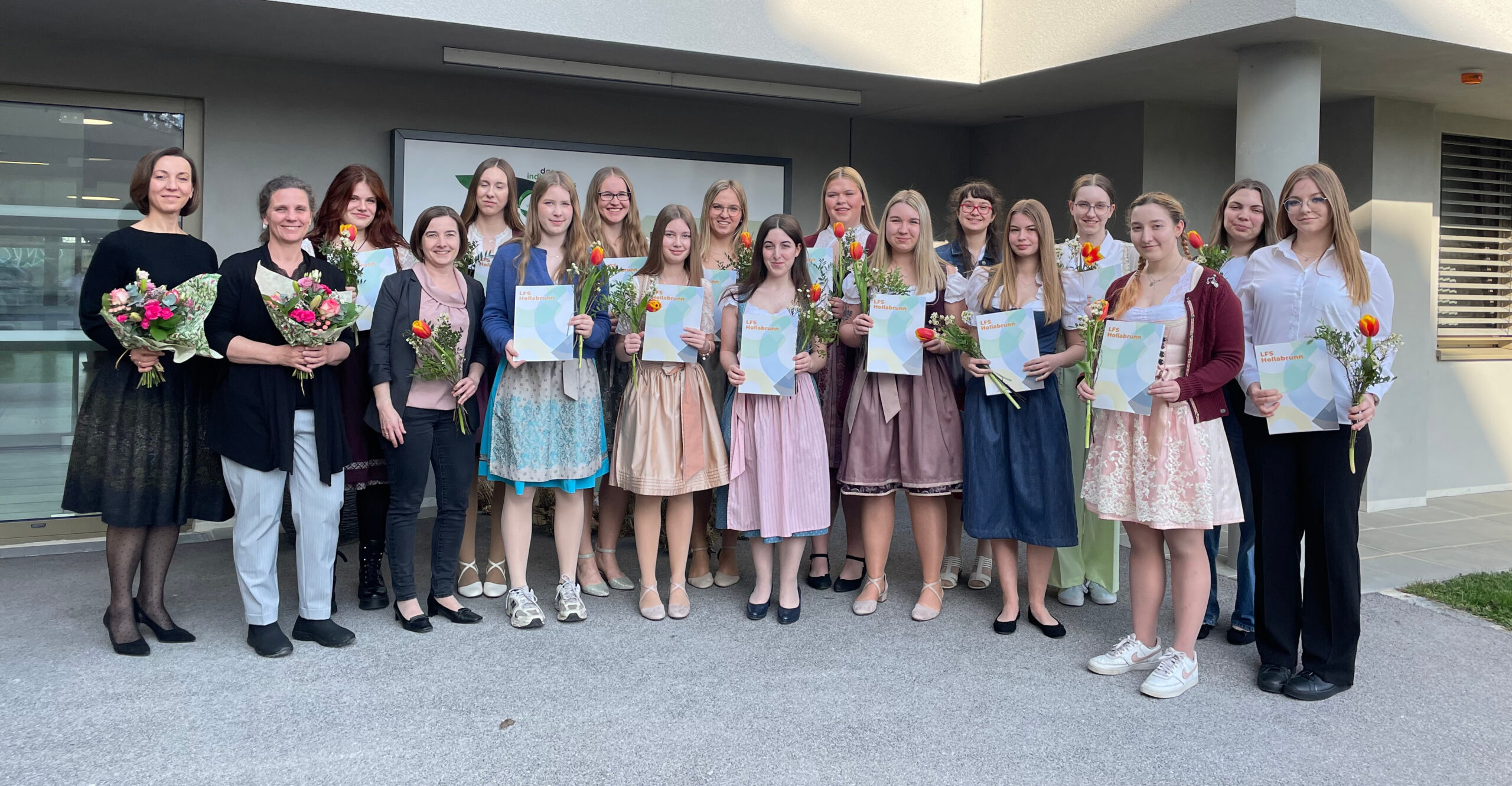 Weiße Fahne bei der Kinderbetreuerinnenprüfung 2026